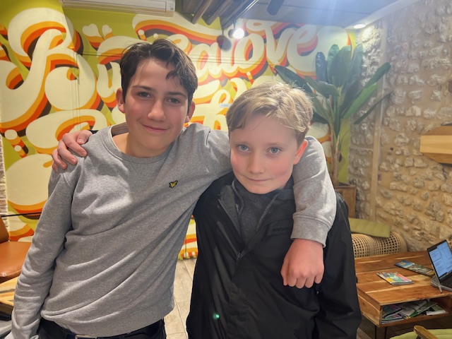 Portrait de Carl et Liam, correspondants franco-suédois