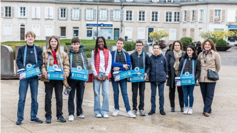 Elèves récoltant des dons pour le Bleuet de France