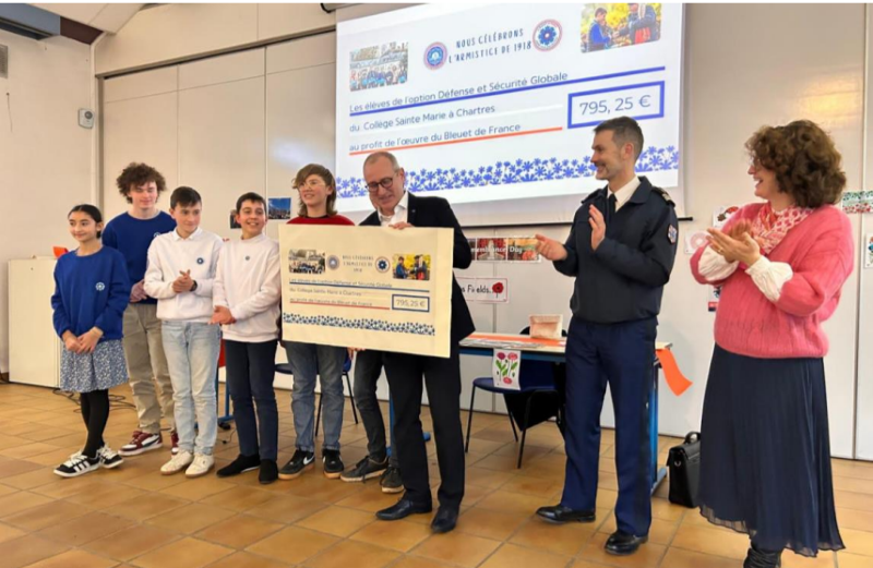Remise d'un chèque au Bleuet de France par les élèves du collège Sainte Marie à Chartres.