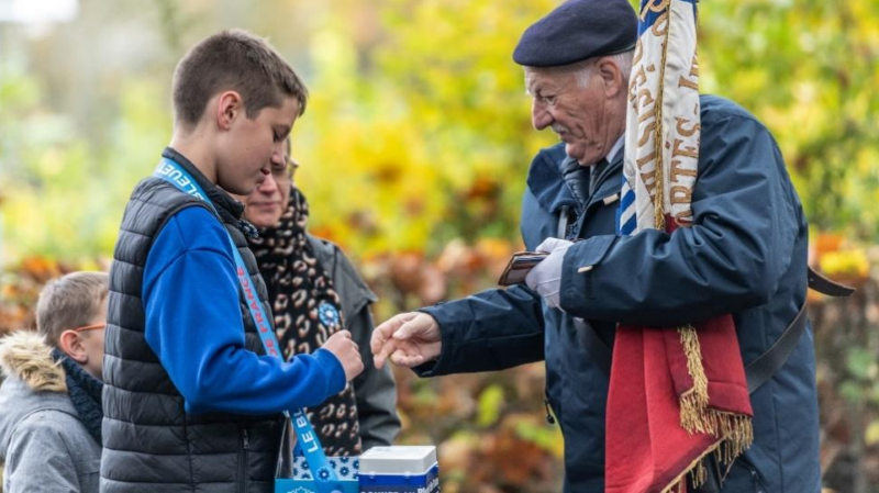 Un élève avec un ancien combattant. 