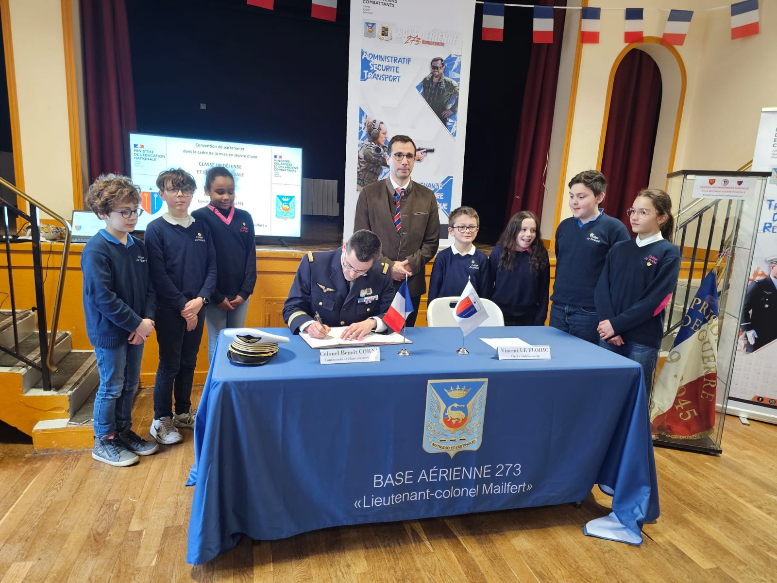 Signature d'une convention pour l'ouverture d'une CDSG au collège de Sambin