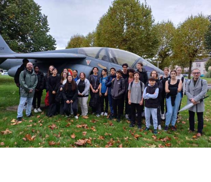 Elèves du collège Ronsard à Tours à la base aérienne