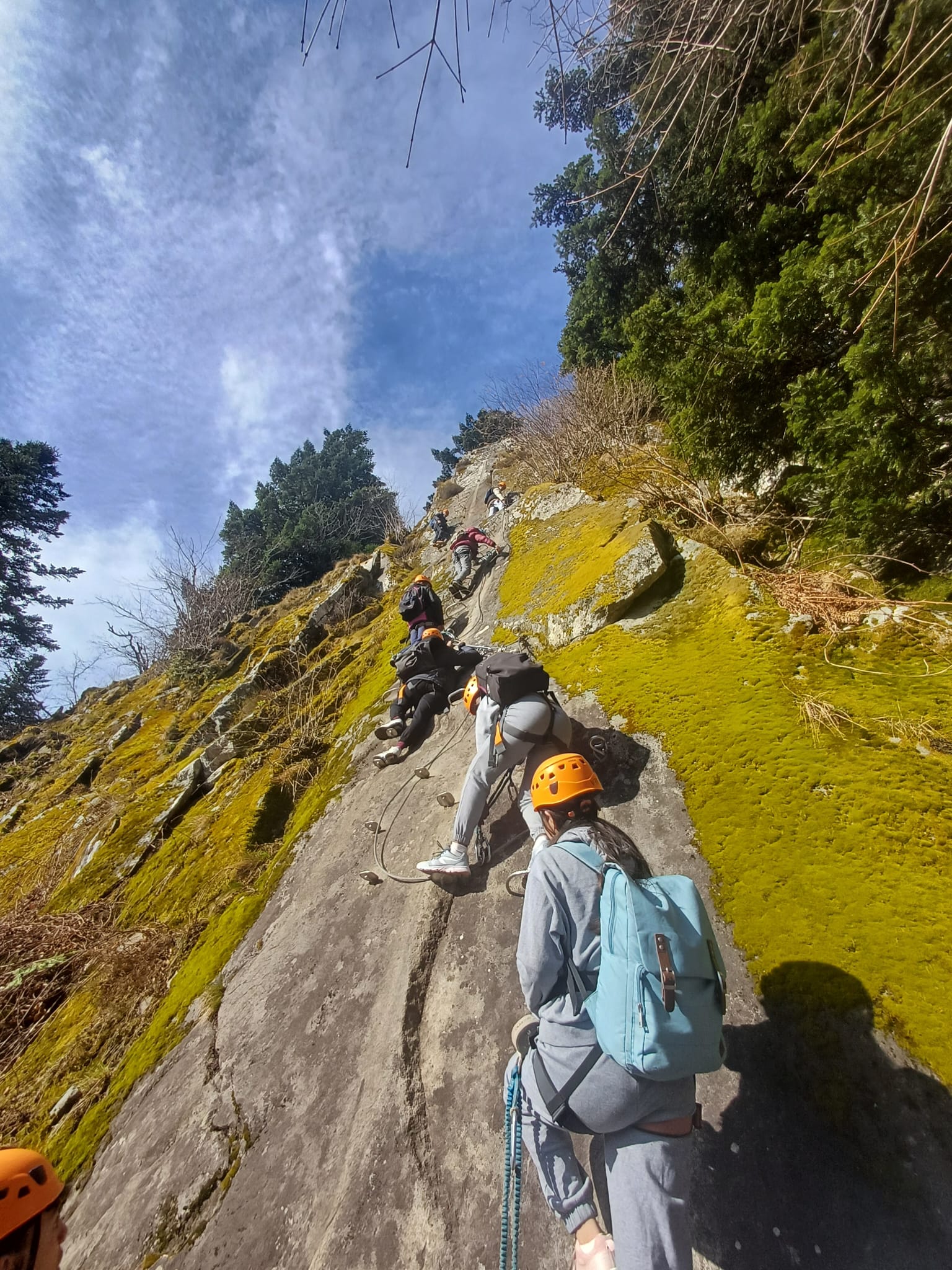 élèves qui participent à une sortie via ferrata