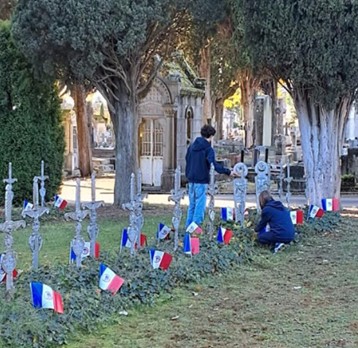 Elèves qui pavoisent un carré militaire pour les commémorations