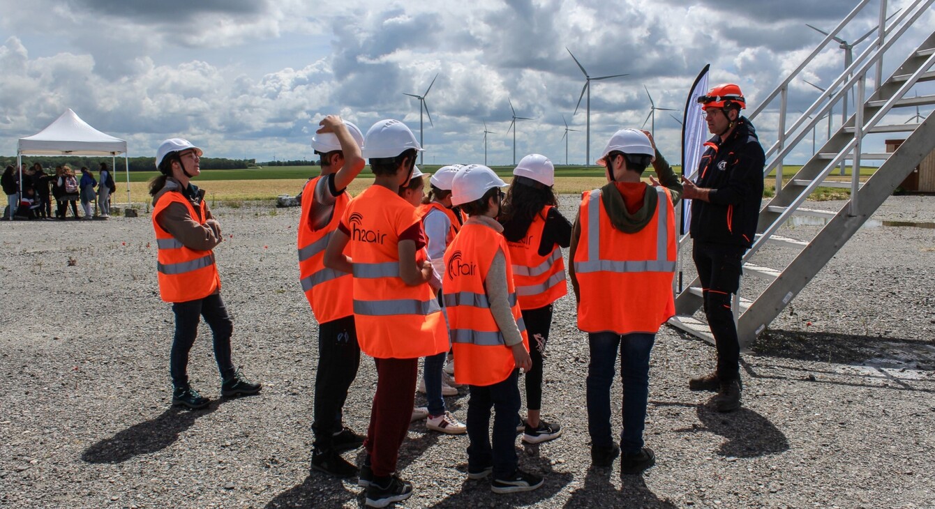 Des jeunes et l'association Génération Transitions