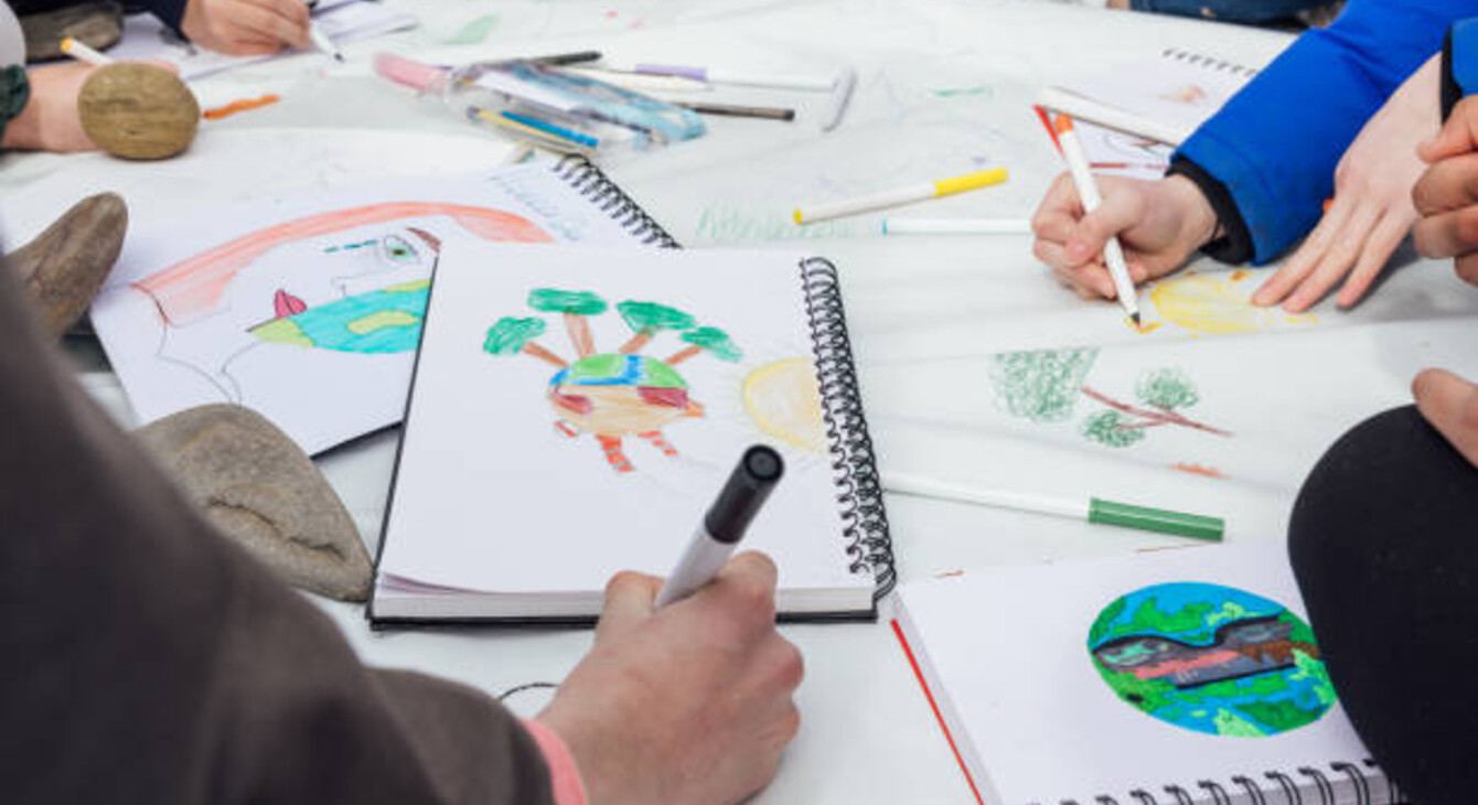 élèves qui dessinent