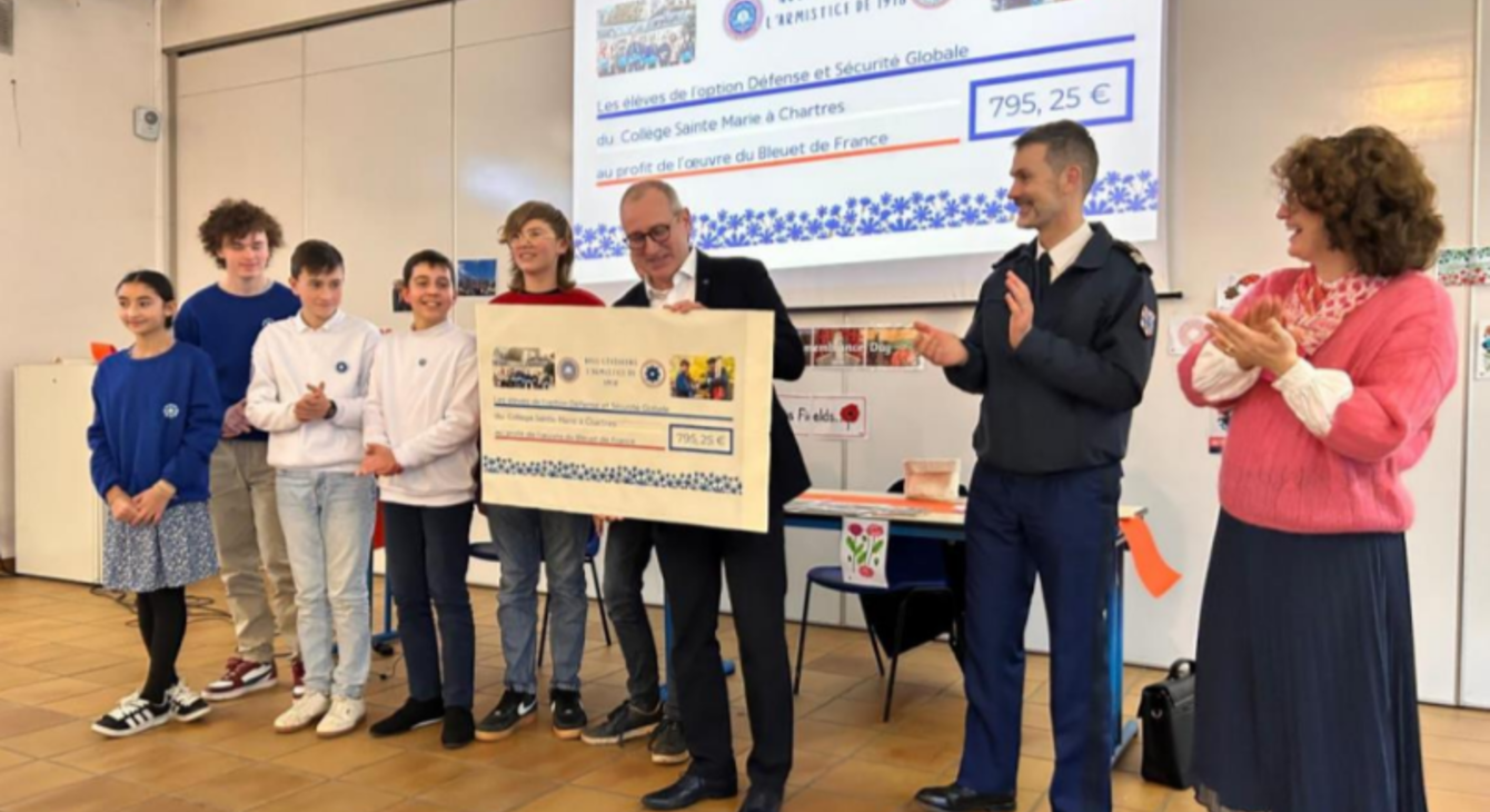 Remise d'un chèque au Bleuet de France par les élèves du collège Sainte Marie à Chartres.