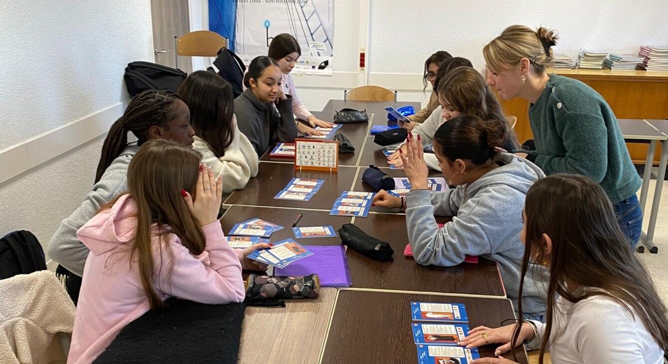 Elève jouant au jeu Sport, Défense et Mémoire. 