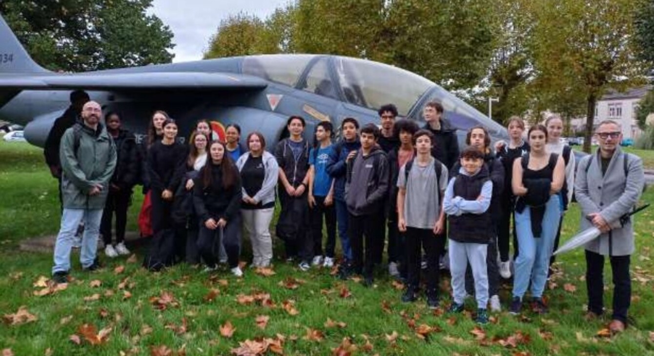 Elèves du collège Ronsard à Tours à la base aérienne