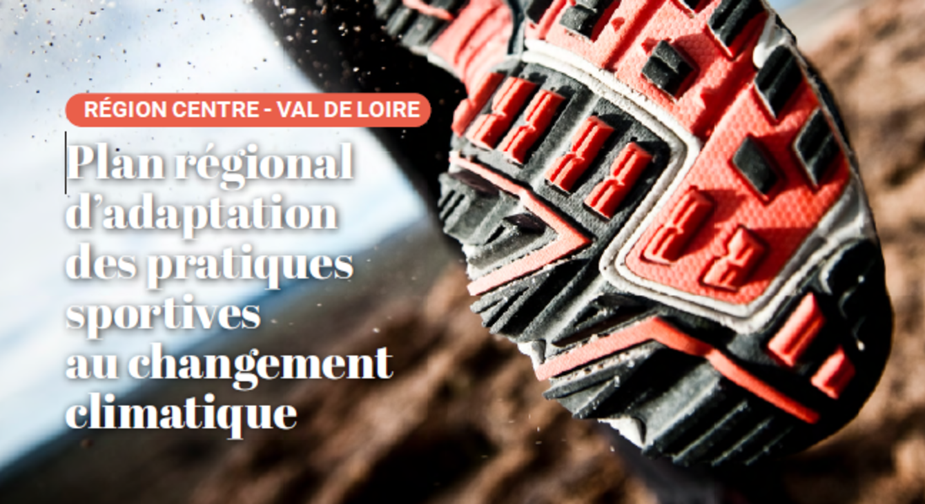 Image d'une personne courant sur le sable, avec une vue de l'arrière d'une chaussure type sport en gros plan et le nom du document inscrit en blanc : Plan régional d'adaptation des pratiques sportives au changement climatique en région Centre-Val de loire