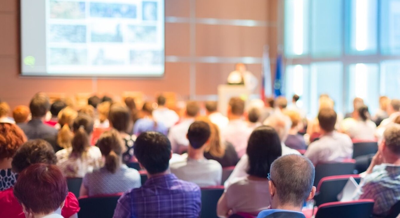 Une conférence avec plusieurs dizaines de personnes et un orateur