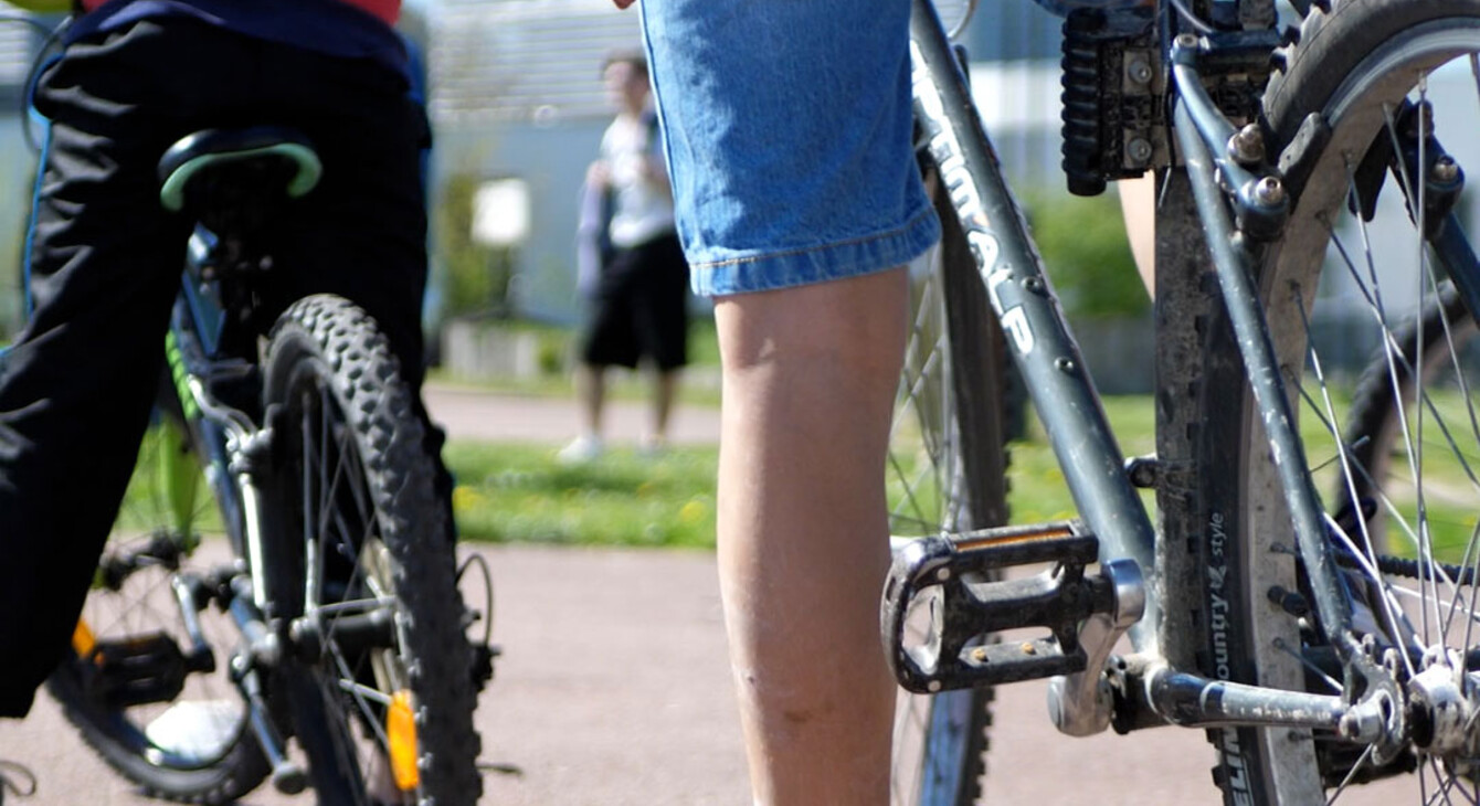 Deux enfants à vélo prêts à rouler