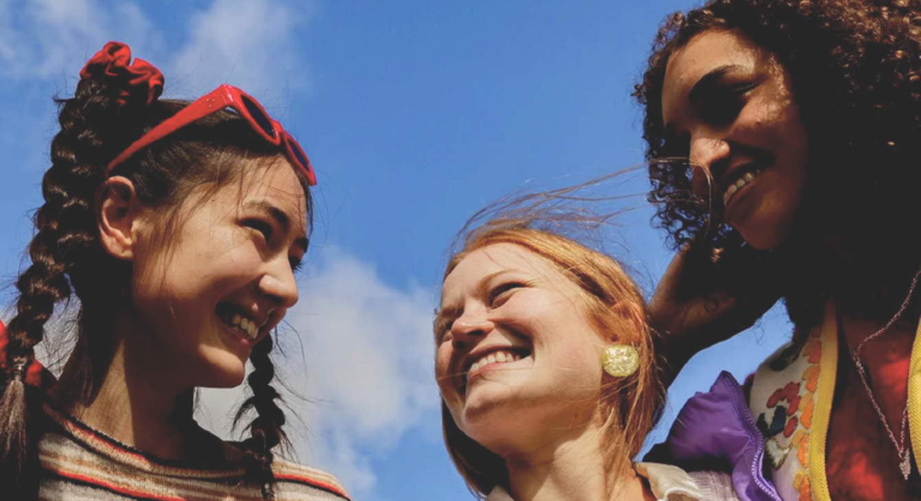 3 jeunes filles souriantes