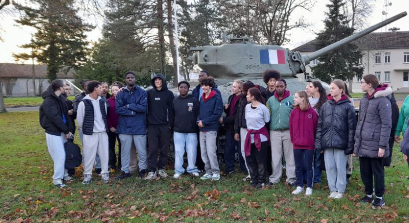 Elèves devant un char