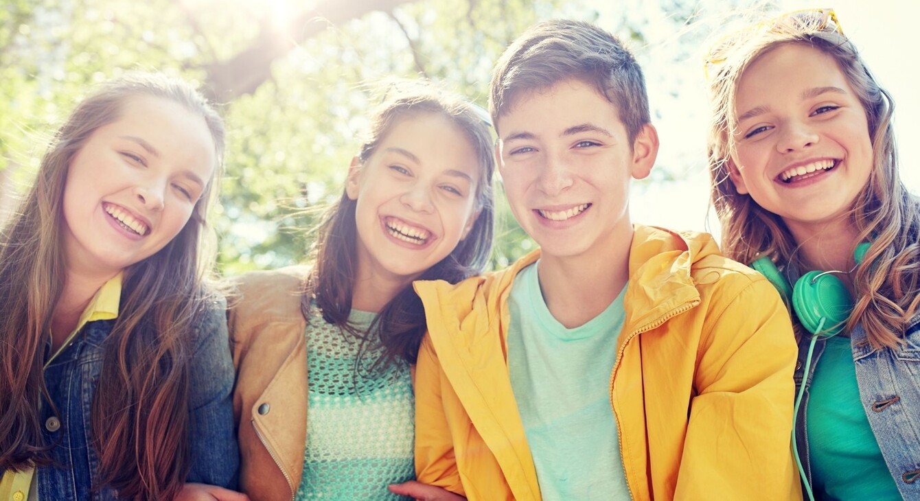 4 Jeunes souriants 