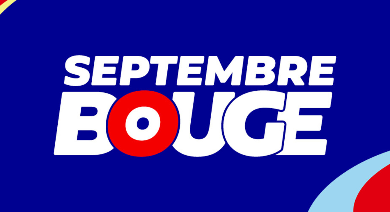 Le logo Septembre Bouge est apposé au milieu d'un fond bleu avec des cibles de couleurs déformées sur les côtés. Le logo Septembre Bouge est écrit en blanc avec une cible rouge, blanche et bleu à la place du "o".