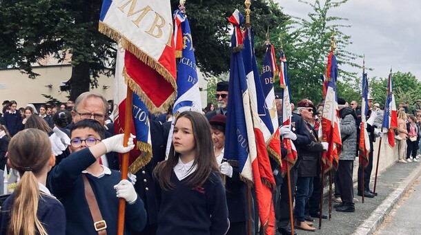 Défilé des élèves à la cérémonie commémorative du 08 mai à Sambin