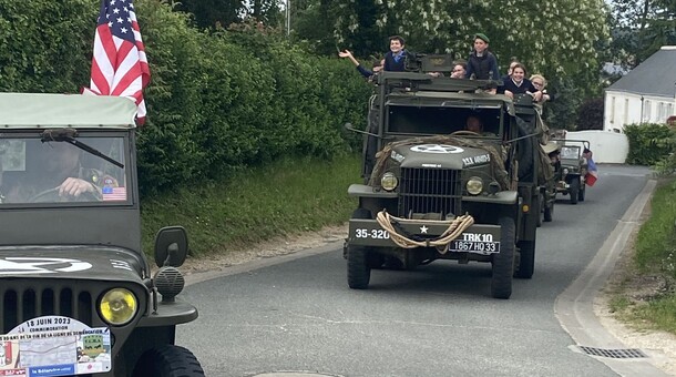 Défilé de véhicules militaires Sambin