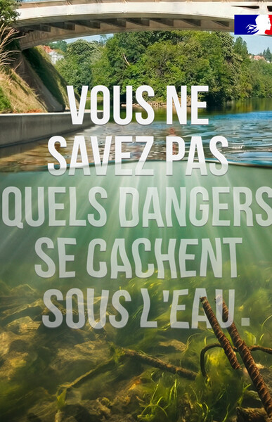 La photo présente un cours d'eau, on peut y voir la surface mais également sous l'eau, l'appareil prenant la photo étant à trois-quart immergé. À la surface un pont est présent en haut de la photo. L'eau semble calme et sécurisé, mais on peut voir en profondeur des débris métalliques dangereux pour les baigneurs. Au travers de l'eau on peut lire en écriture blanche "Vous ne savez pas quels dangers se cachent sous l'eau." Le texte prend une très grande partie du visuel. L'environnement autour du cours d'eau 