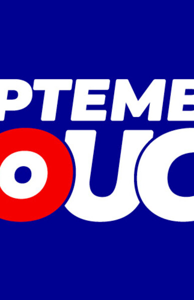 Le logo Septembre Bouge est apposé au milieu d'un fond bleu avec des cibles de couleurs déformées sur les côtés. Le logo Septembre Bouge est écrit en blanc avec une cible rouge, blanche et bleu à la place du "o".