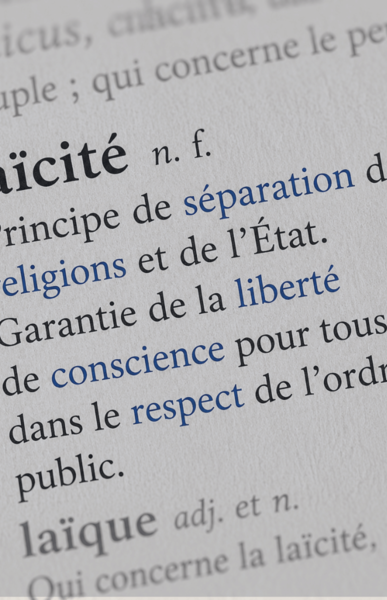 Gros plan sur une page de dictionnaire présentant la définition du mot « laïcité ». Les notions de séparation des religions et de l'État, de liberté de conscience et de respect de l'ordre public sont mises en évidence. 