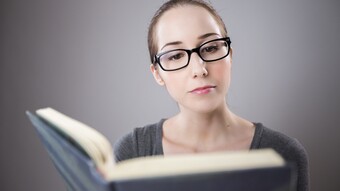 Femme qui lit un livre