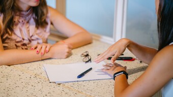 Jeune fille écoutant des explications
