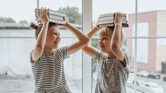 enfants en train de faire la taille avec des livres