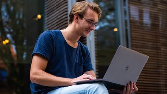 etudiant sur son ordinateur