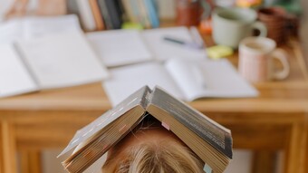 Jeune fille à son bureau