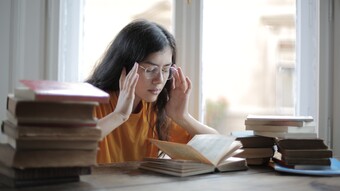 Jeune fille à son bureau