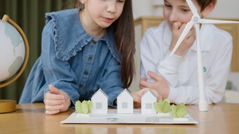enfants en train de faire une activité sur le développement durable