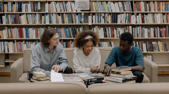 etudiants dans une bibliothèque