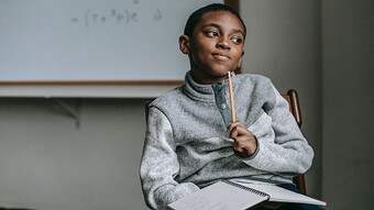 enfant en train de faire ses devoirs