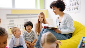 Lecture d'un livre en classe