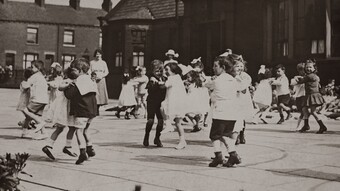 Jeux dans la cour de l'école