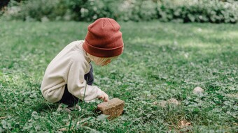 Petite fille dans l'herbe