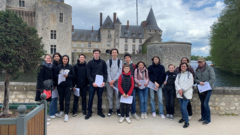 erasmus orleans tours Groupe devant le château de Sully