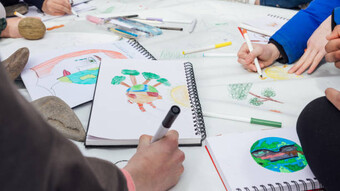 élèves qui dessinent