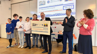 Remise d'un chèque au Bleuet de France par les élèves du collège Sainte Marie à Chartres.