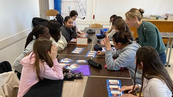 Elève jouant au jeu Sport, Défense et Mémoire. 