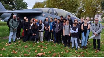 Elèves du collège Ronsard à Tours à la base aérienne