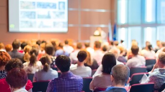Une conférence avec plusieurs dizaines de personnes et un orateur