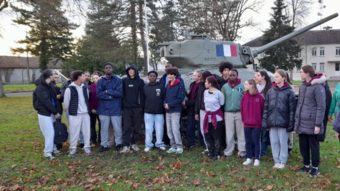 Elèves devant un char