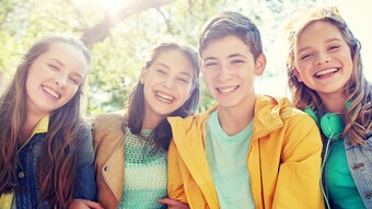 4 Jeunes souriants