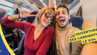 Une jeune femme et un jeune homme sont assis dans un tain. Ils sont très heureux de partir en voyage comme le démontre leurs visages très expressifs. Sur la gauche il est mentionné Élargis tes horizons #DiscoerEU tandis que sur la droite il est noté ouverture des candidatures le 8 avril. 