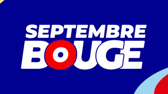 Le logo Septembre Bouge est apposé au milieu d'un fond bleu avec des cibles de couleurs déformées sur les côtés. Le logo Septembre Bouge est écrit en blanc avec une cible rouge, blanche et bleu à la place du "o".