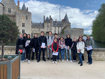 Groupe devant le château de Sully