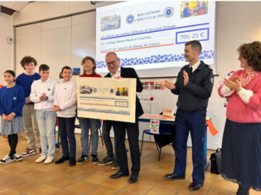 Remise d'un chèque au Bleuet de France par les élèves du collège Sainte Marie à Chartres.