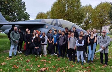 Elèves du collège Ronsard à Tours à la base aérienne
